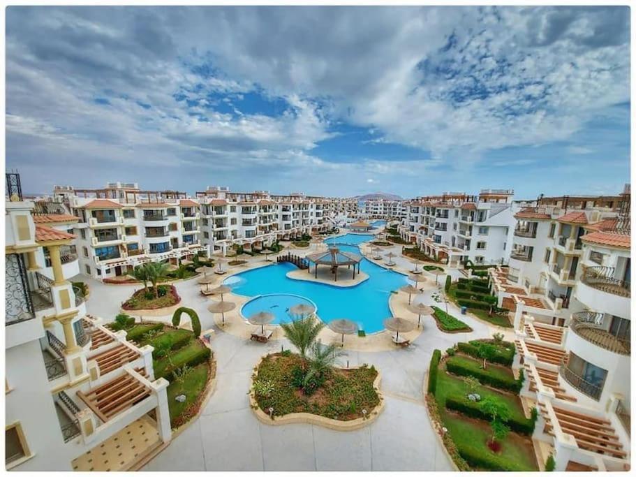 3-Bedroom Apartment On The Third Floor With 3 Balconies And Lovely Pool View, Street View And Free Beach Access In Sharm Hills Resort Exterior photo