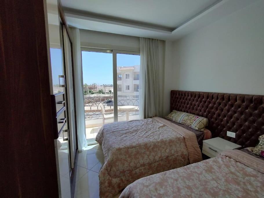 3-Bedroom Apartment On The Third Floor With 3 Balconies And Lovely Pool View, Street View And Free Beach Access In Sharm Hills Resort Exterior photo