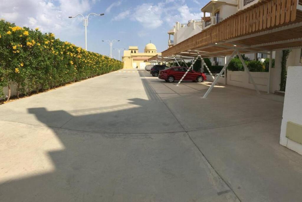 3-Bedroom Apartment On The Third Floor With 3 Balconies And Lovely Pool View, Street View And Free Beach Access In Sharm Hills Resort Exterior photo