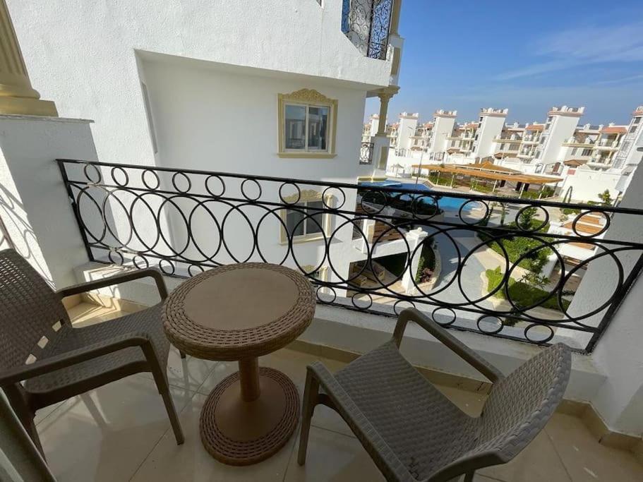 3-Bedroom Apartment On The Third Floor With 3 Balconies And Lovely Pool View, Street View And Free Beach Access In Sharm Hills Resort Exterior photo