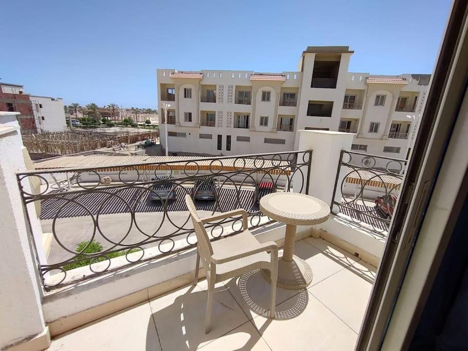 3-Bedroom Apartment On The Third Floor With 3 Balconies And Lovely Pool View, Street View And Free Beach Access In Sharm Hills Resort Exterior photo