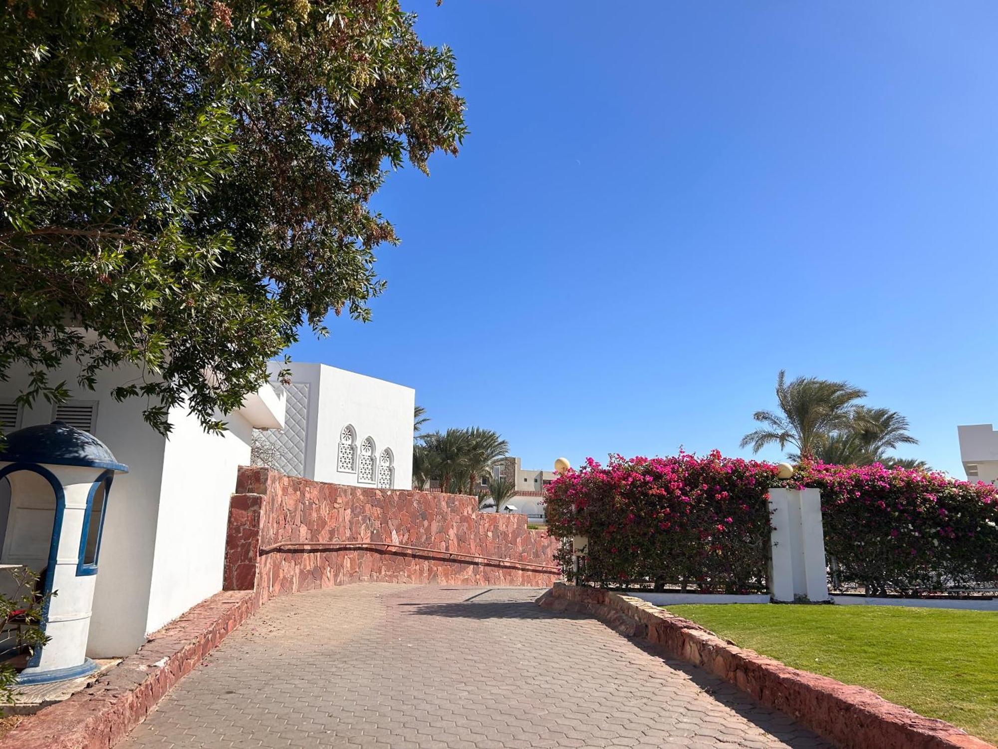 3-Bedroom Apartment On The Third Floor With 3 Balconies And Lovely Pool View, Street View And Free Beach Access In Sharm Hills Resort Exterior photo