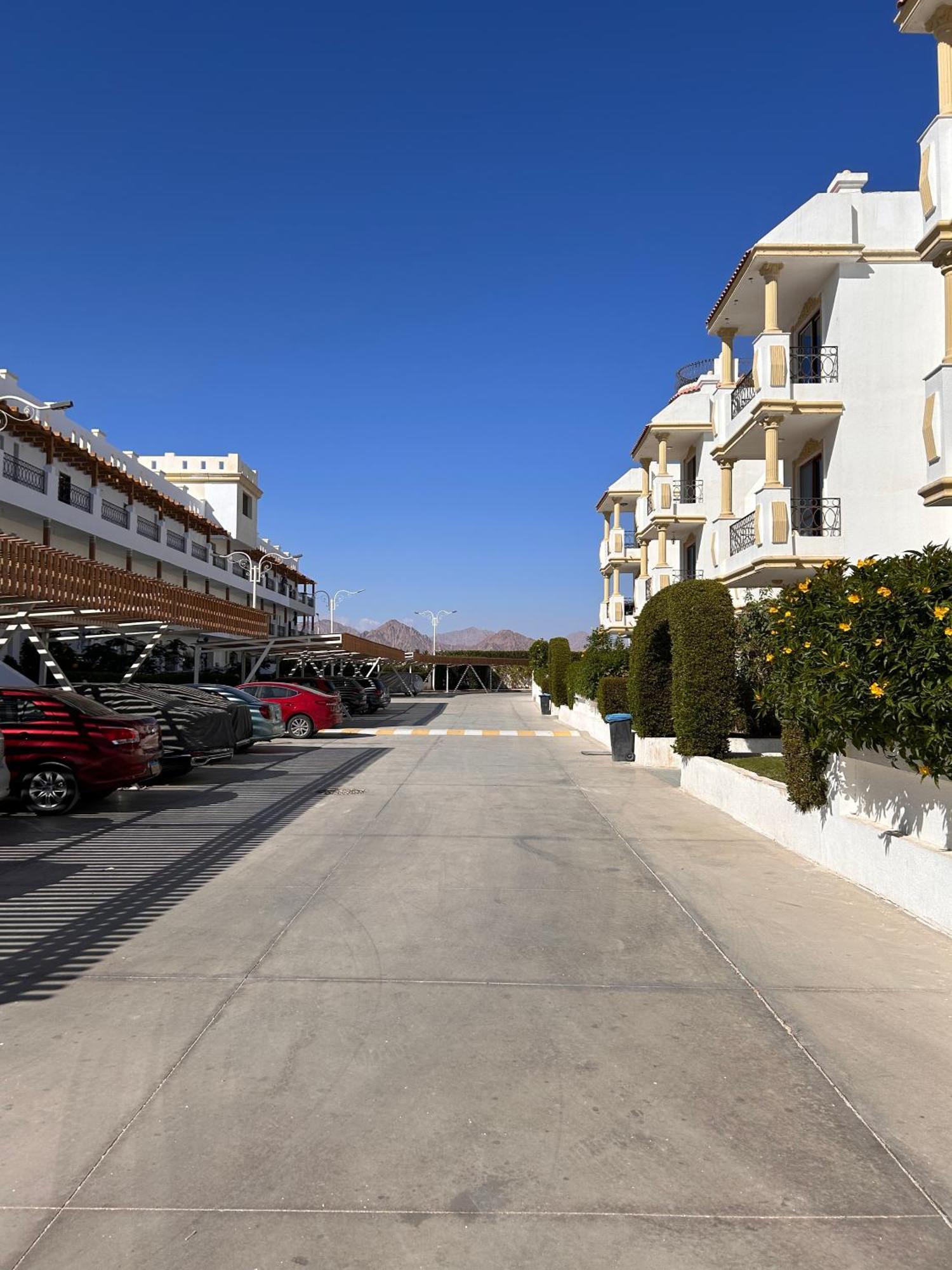 3-Bedroom Apartment On The Third Floor With 3 Balconies And Lovely Pool View, Street View And Free Beach Access In Sharm Hills Resort Exterior photo