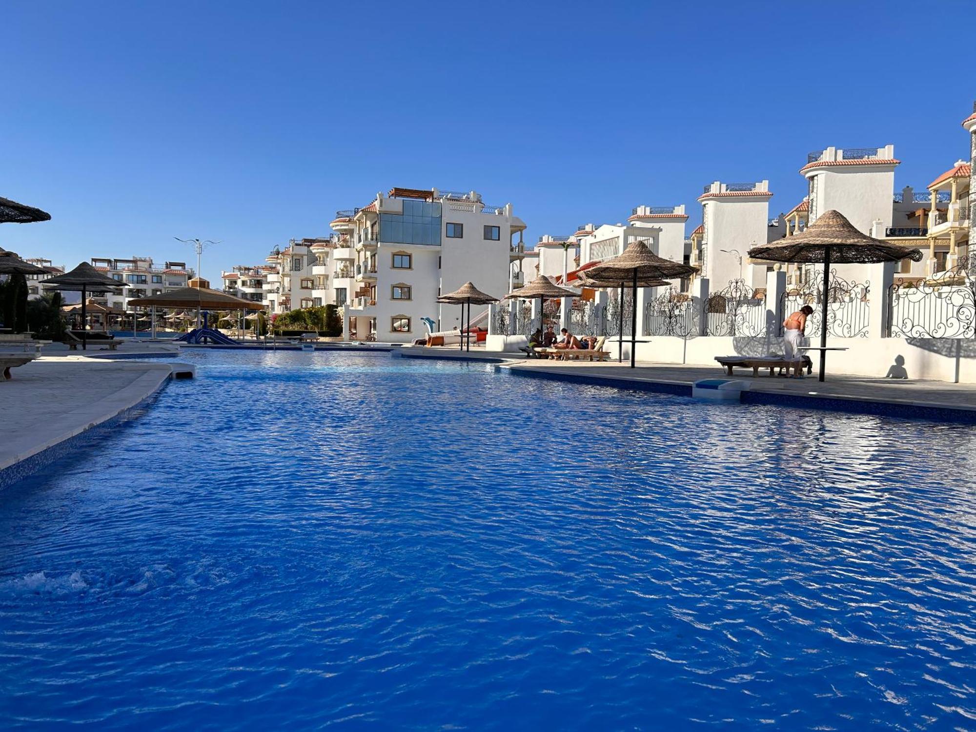 3-Bedroom Apartment On The Third Floor With 3 Balconies And Lovely Pool View, Street View And Free Beach Access In Sharm Hills Resort Exterior photo