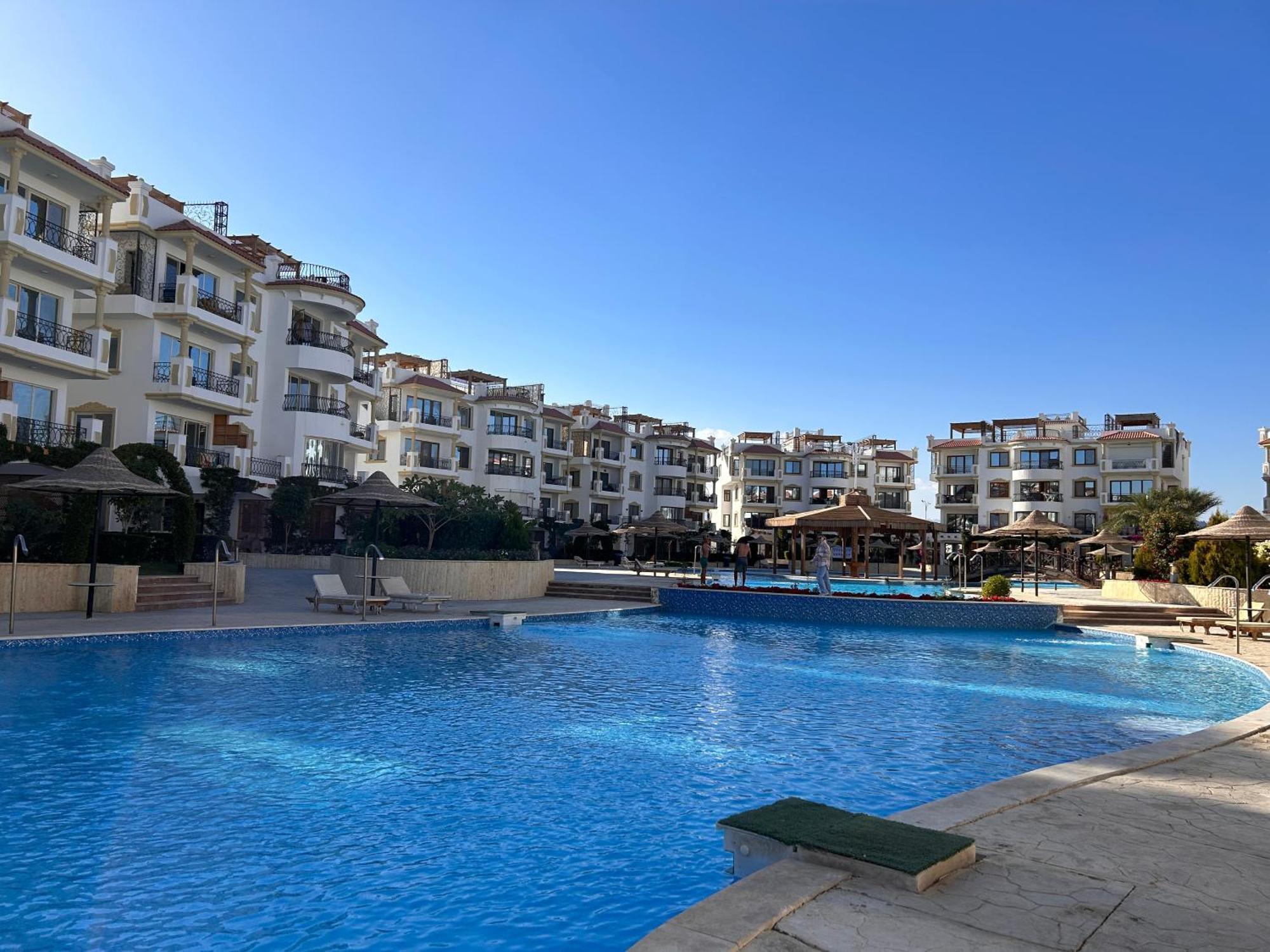 3-Bedroom Apartment On The Third Floor With 3 Balconies And Lovely Pool View, Street View And Free Beach Access In Sharm Hills Resort Exterior photo