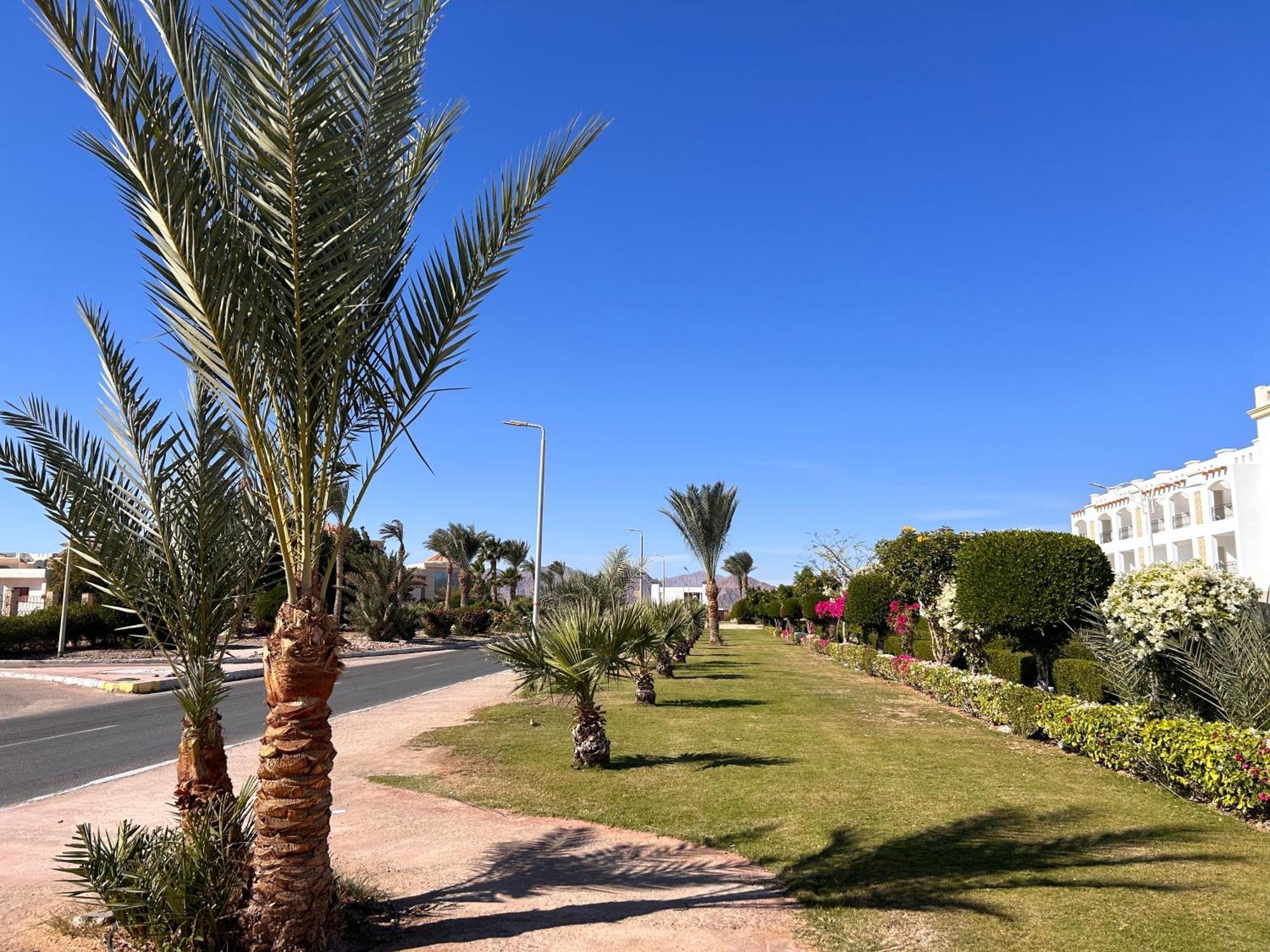 3-Bedroom Apartment On The Third Floor With 3 Balconies And Lovely Pool View, Street View And Free Beach Access In Sharm Hills Resort Exterior photo