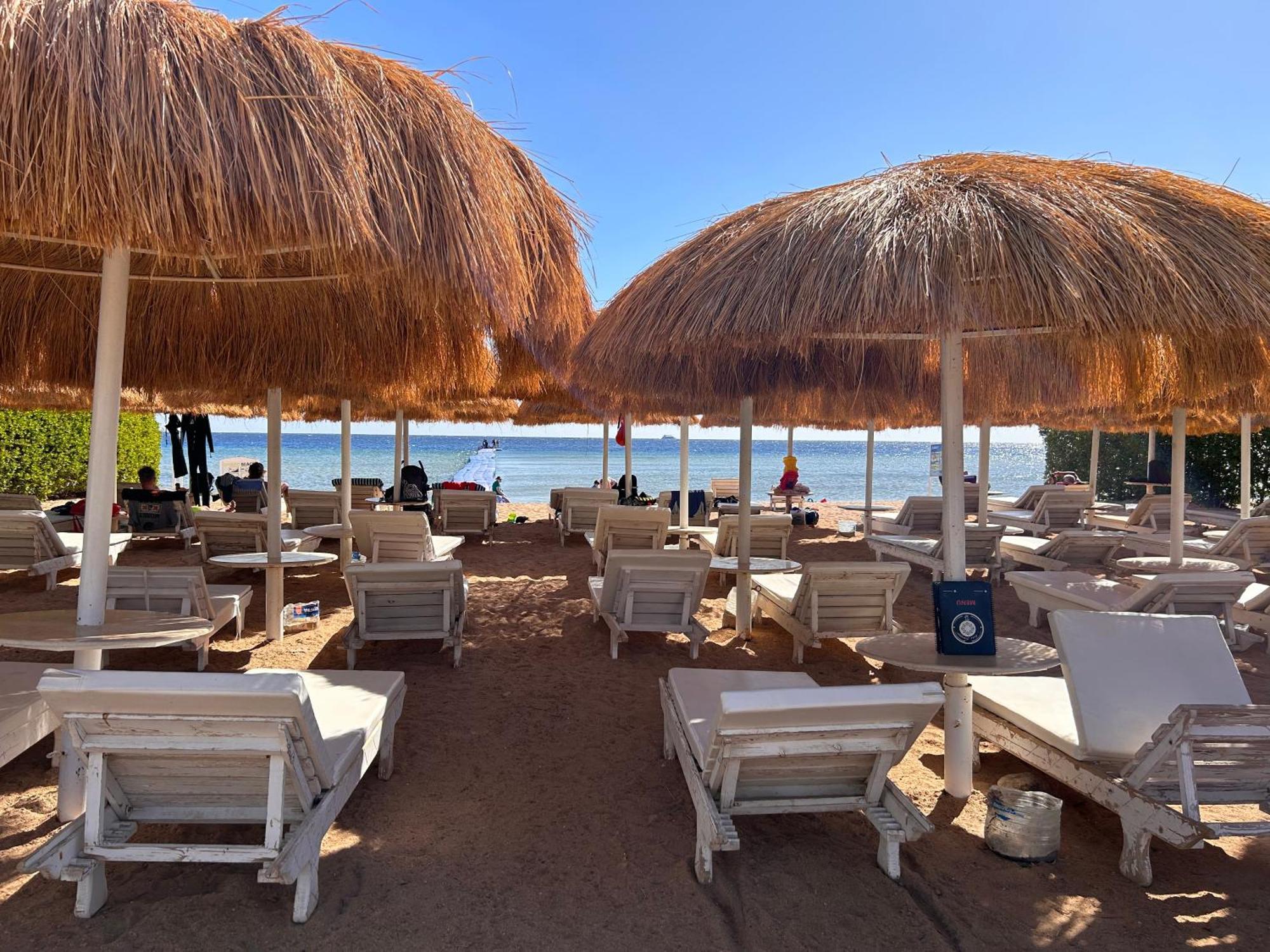 3-Bedroom Apartment On The Third Floor With 3 Balconies And Lovely Pool View, Street View And Free Beach Access In Sharm Hills Resort Exterior photo